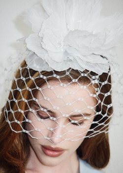 Вуаль из крупной сетки с шелковым цветком