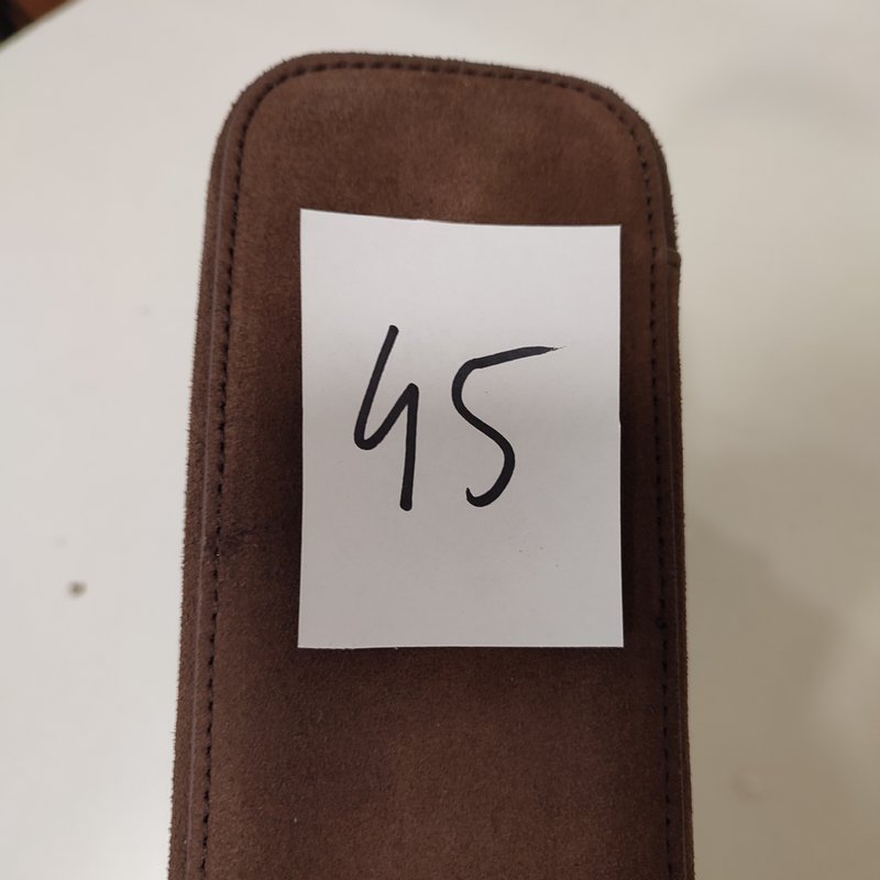 CONNIE шоколадная - пятно на замше сбоку сумки и на дне 45