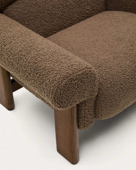 Кресло Cabana из серо-коричневого букле с ножками в отделке под орех