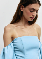 Голубое платье с открытыми плечами