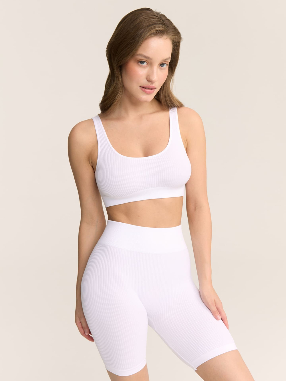 Бесшовный топ на широких бретелях в рубчик