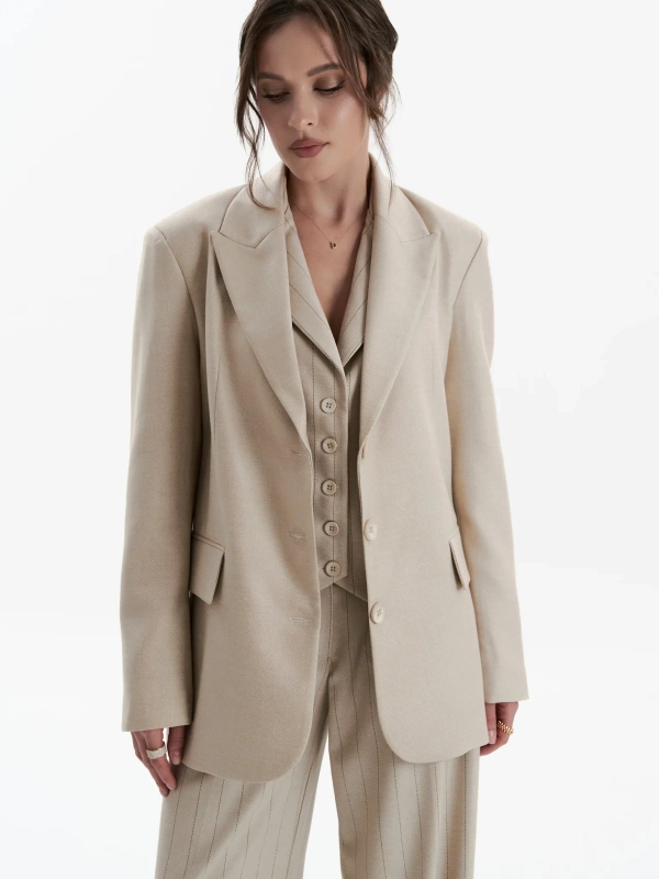 Жакет в песочном оттенке