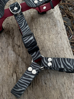 Шлейка анатомическая из БИОТАНА для собак, размер М, ширина 25 мм , зебра и винный