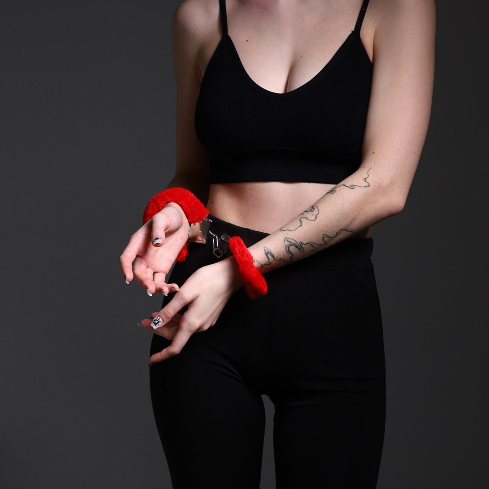 Наручники «Всю ночь напролёт» с красной меховой опушкой (Цвет: красный)