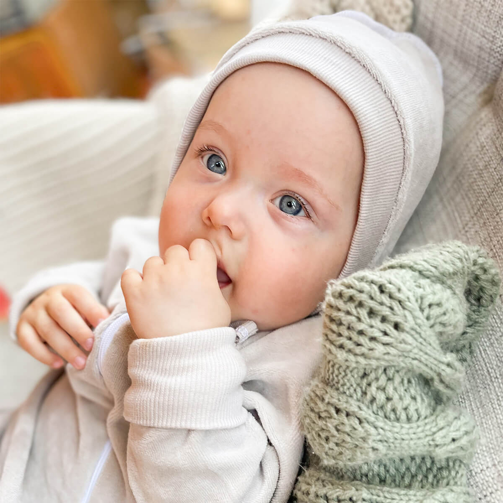 Велюровый чепчик Mjölk White Sand