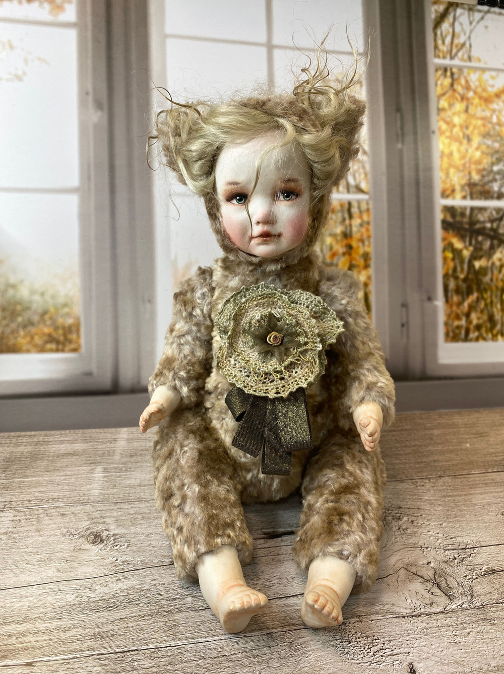 Авторская кукла и. брошь - лен (сплетена на коклюшках)