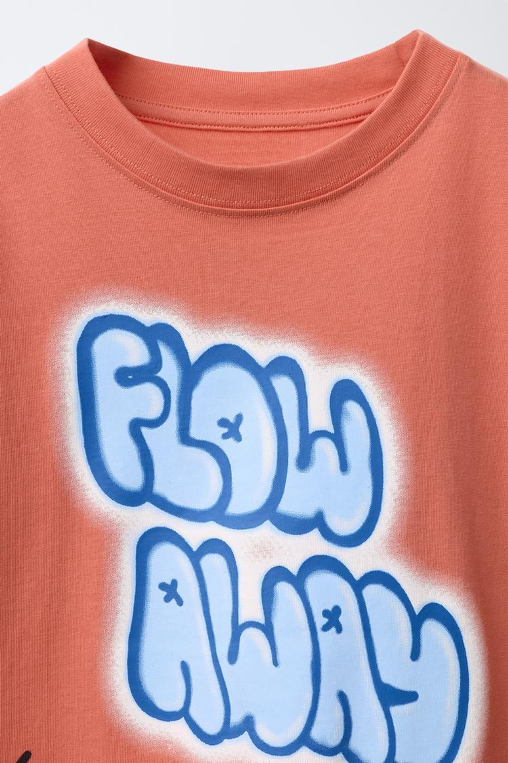 ZARA ФУТБОЛКА С ПРИНТОМ ГРАФФИТИ, КОРАЛЛОВЫЙ