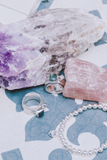 Кольцо «Мозаик» раф прямоугольный с лабрадоритом и ромбом белый циркон с чернением