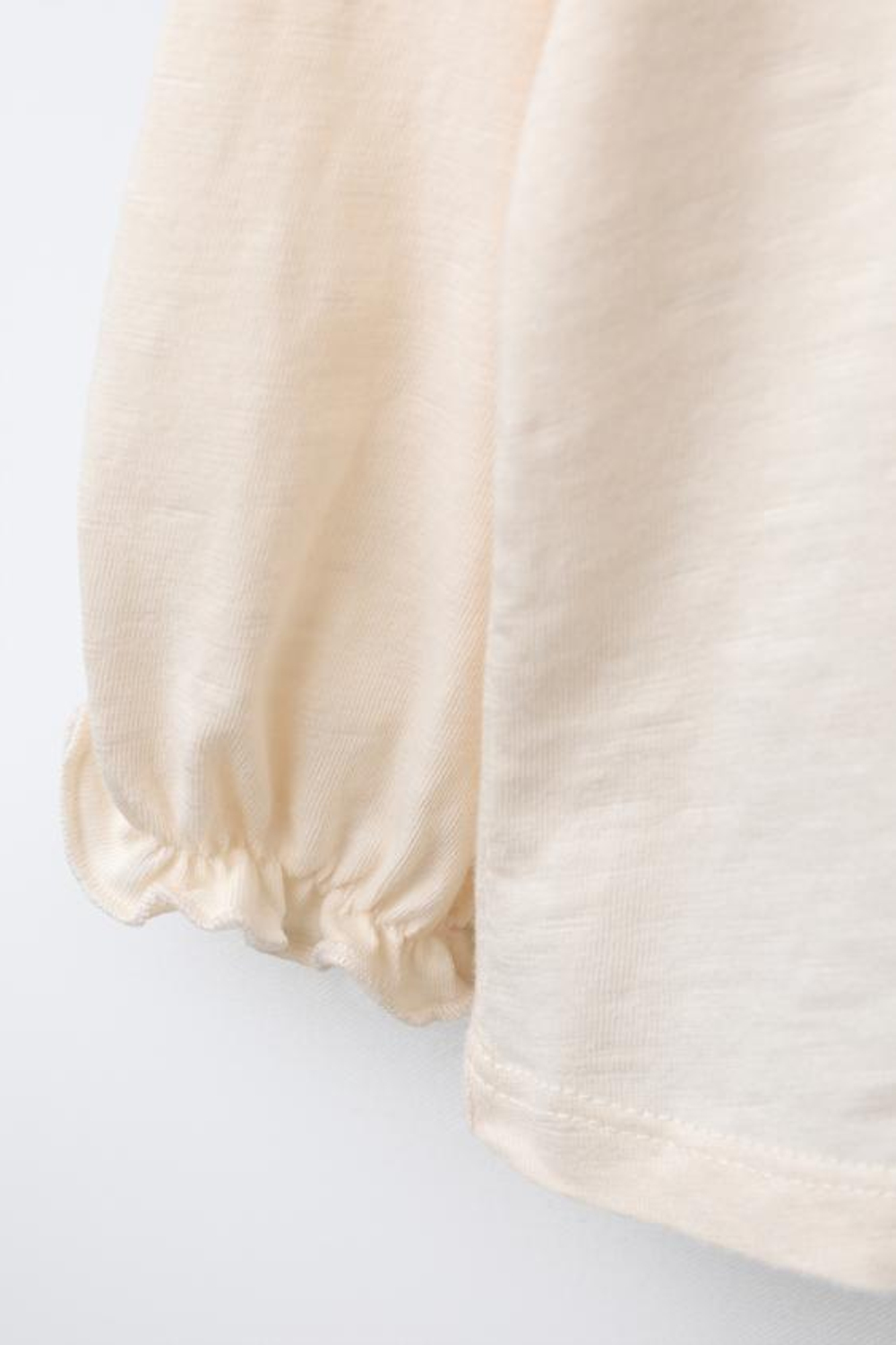 ZARA ФУТБОЛКА С ВЯЗАНЫМИ НАШИВКАМИ, ЭКРЮ