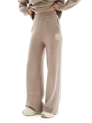 Вязаный костюм с вышивкой в цвете капучино