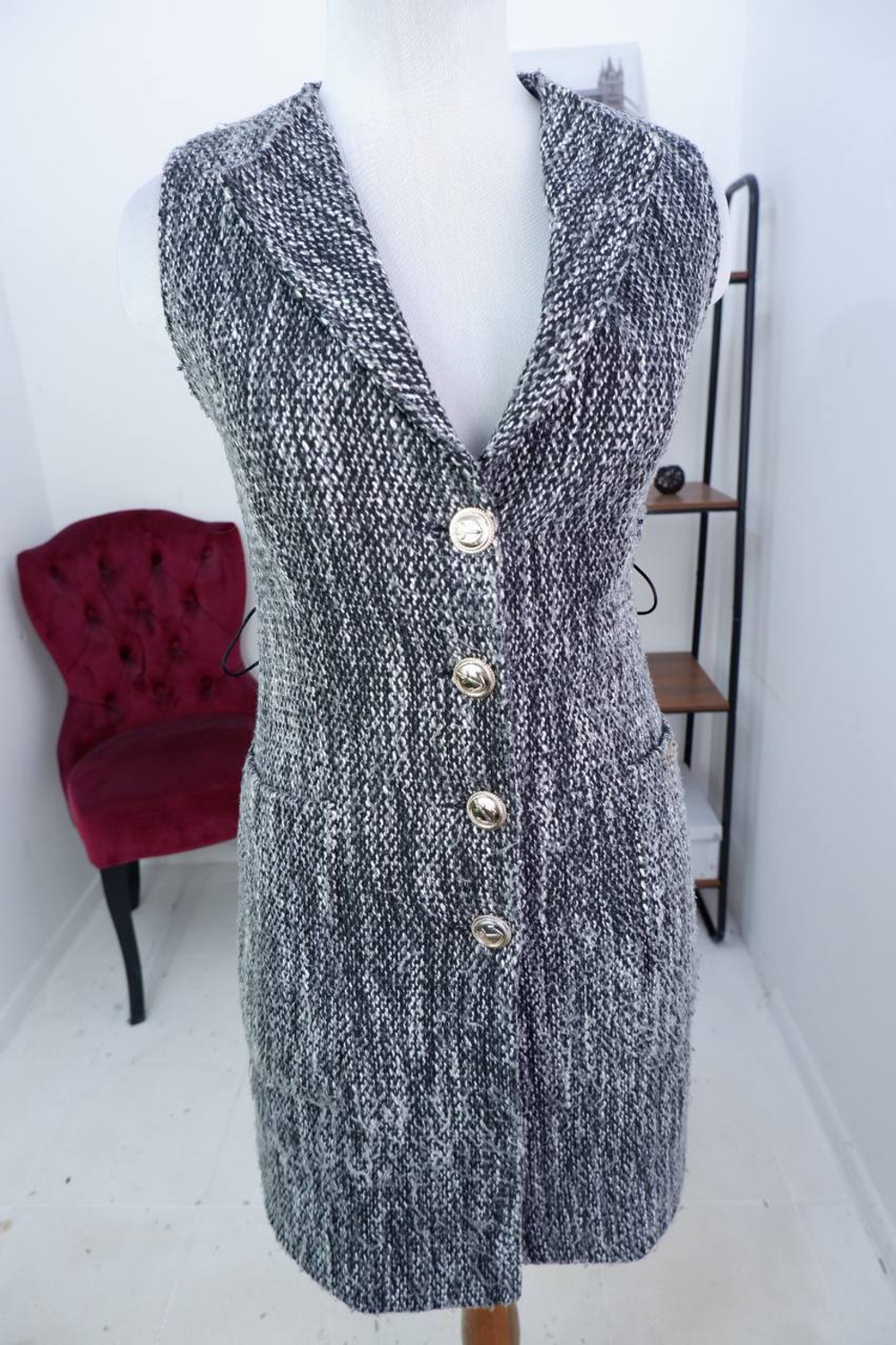 Жилетка длинная и теплая, визуально на 44 размер