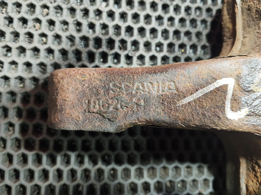 Кронштейн заднего амортизатора левый