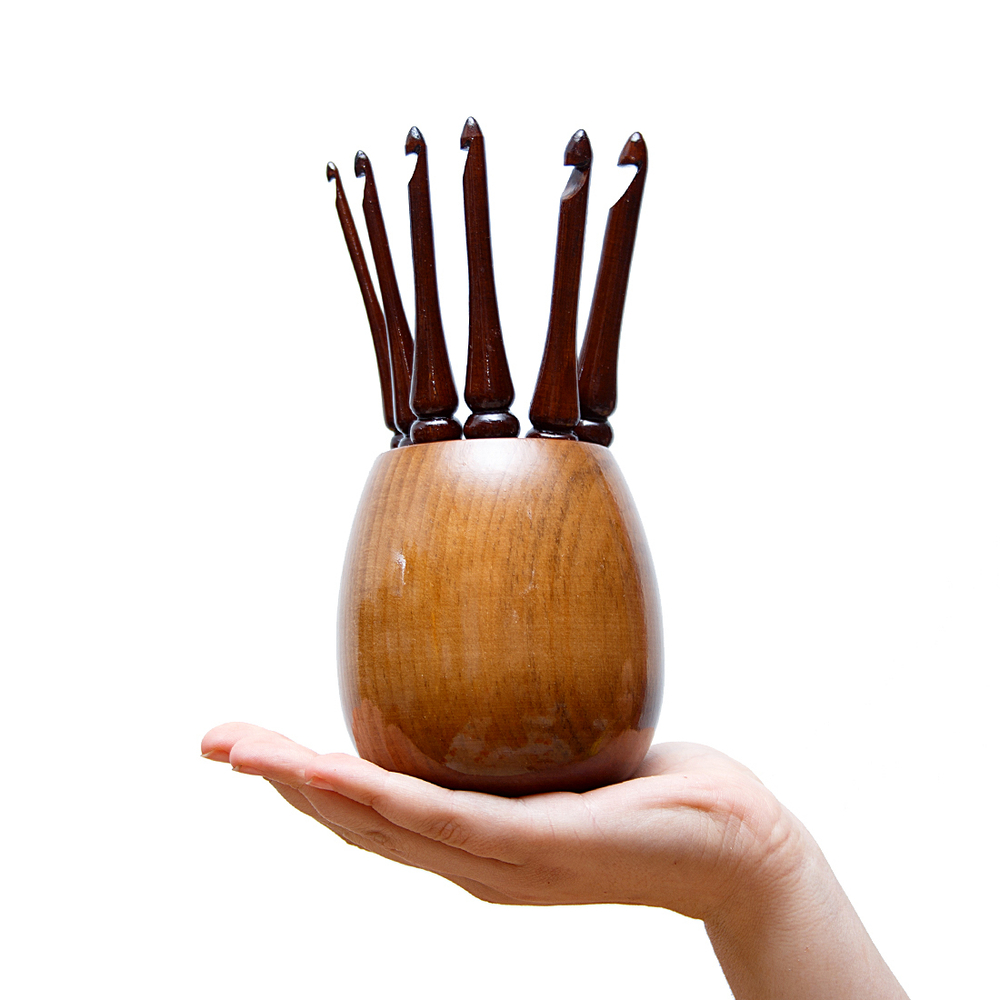 Набор деревянных крючков для вязания из 6 штук (4- 9 мм.) с клубочницей (органайзером). KN4