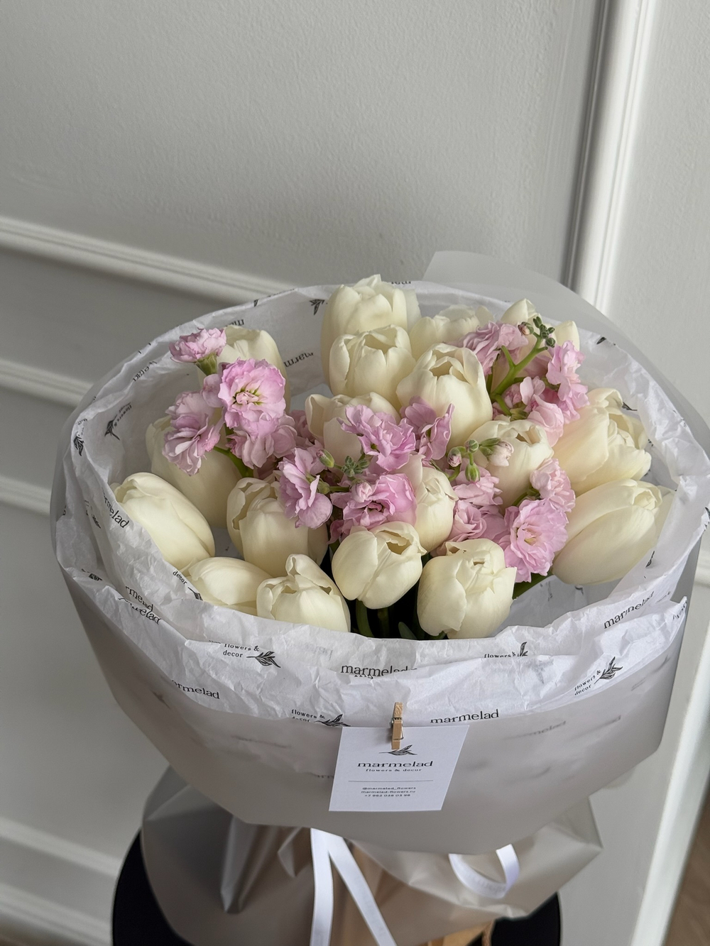 Букет из 19 белых тюльпанов и розовой маттиолы - S
