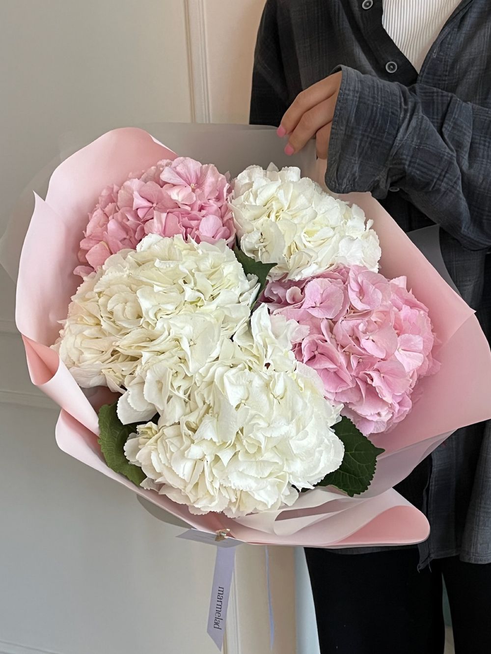 Букет из гортензий в белом и розовом оттенках