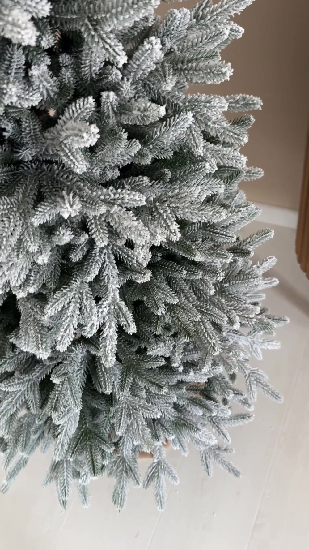 Заснеженная елка на ножке «Николь» (Литая хвоя) 210 см / 2,1 м