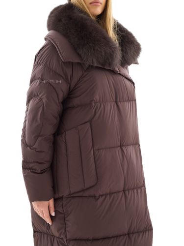 Длинный шоколадный пуховик с мехом песца