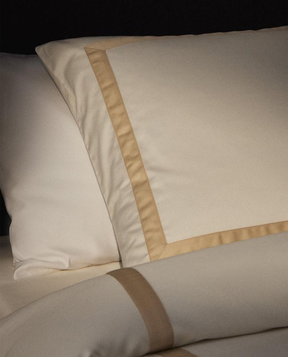 ZARA HOME НАВОЛОЧКА С КАЙМОЙ (300 НИТЕЙ), ЗОЛОТИСТЫЙ