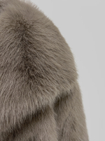 Полушубок Hestovrviio ММ833-28 однотонный пушистый c широким воротником