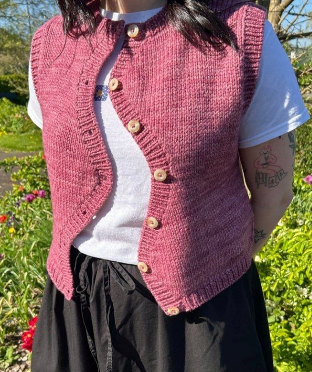 Описание по вязанию жилета спицами "Peony"