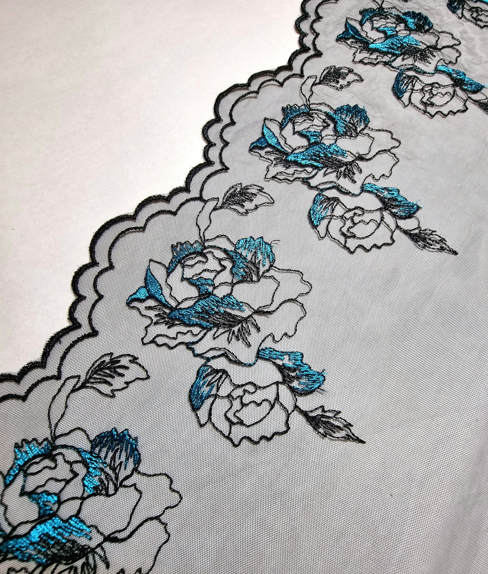 Вышивка на сетке черный/бирюза К044 правая