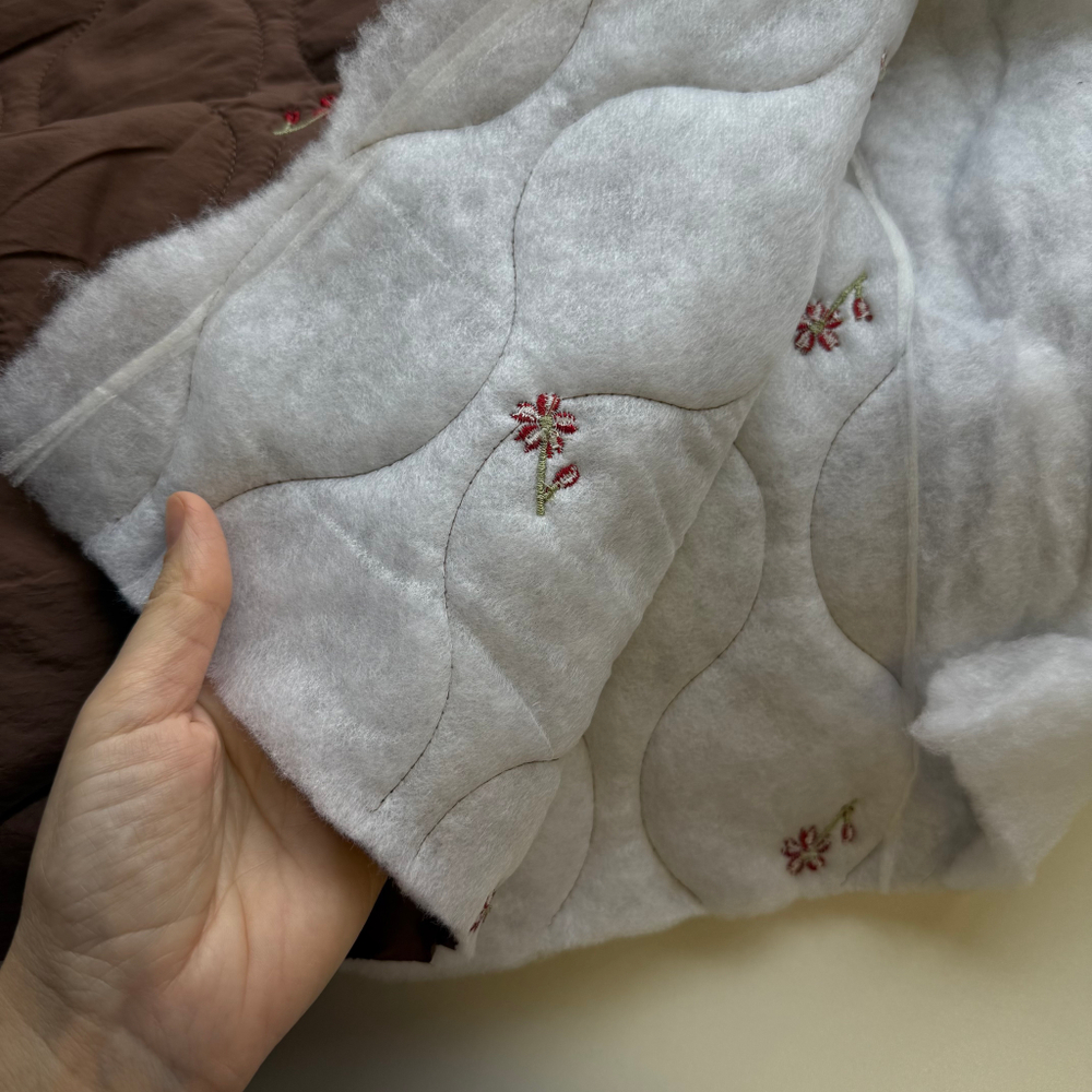 Курточная стежка Красные цветы на шоколадном фоне