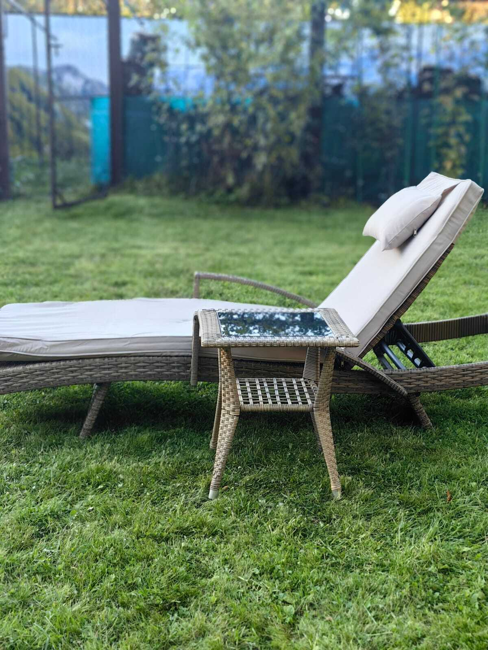 Комплект мебели из искусственного ротанга МАРА “MARA” Greige , шезлонг с подлокотниками и столик