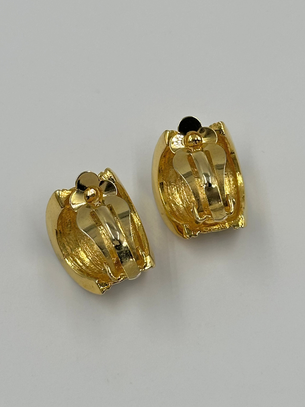 Клипсы с кремовой и синей эмалью