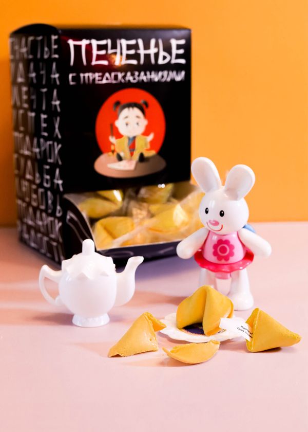 Диспенсер печенья с детскими предсказаниями