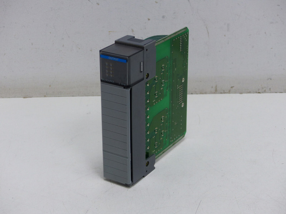 Цифровой выходной модуль Allen Bradley 1746-OBP8