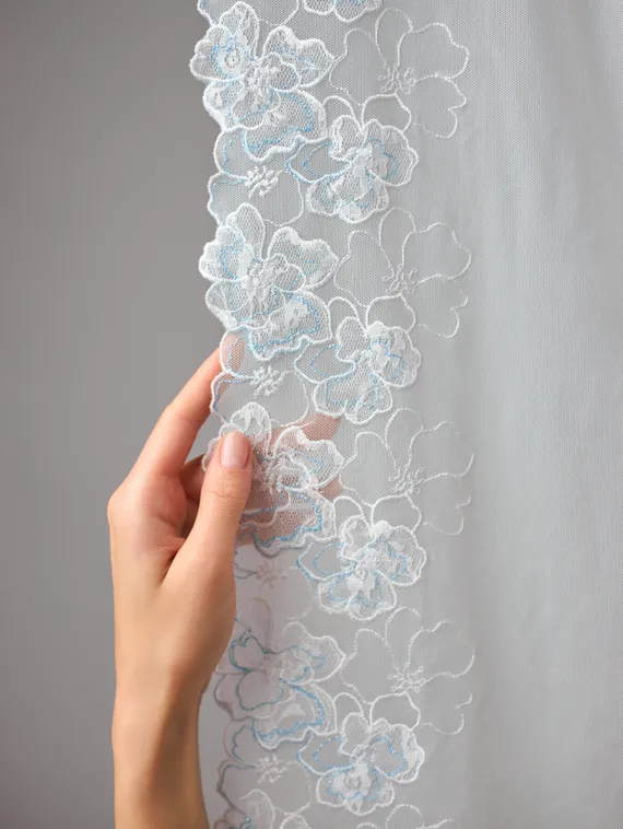 05-164 Вышивка на неэл. сетке 21 см, айвори/белый/голубой (левая)