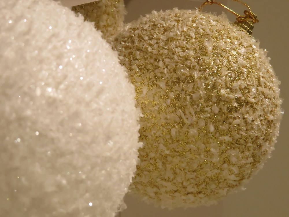 Набор шаров 24шт 10см House of Seasons золото/белый заснеженный в ассортименте 2 вида