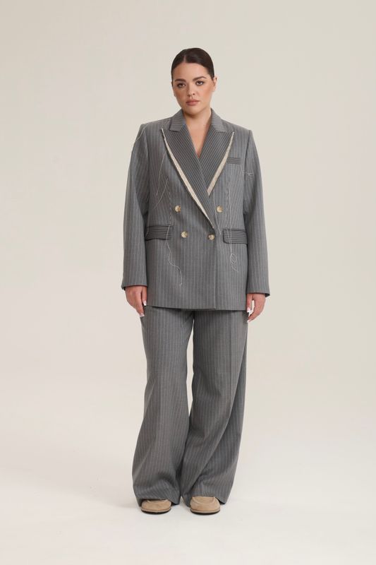 Брюки с защипами в полоску, серый