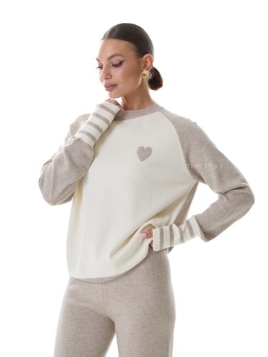 Бежевый трикотажный костюм с сердцем