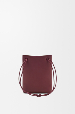 Loewe Сумка-мешок Pebble из гладкой телячьей кожи, бургунди