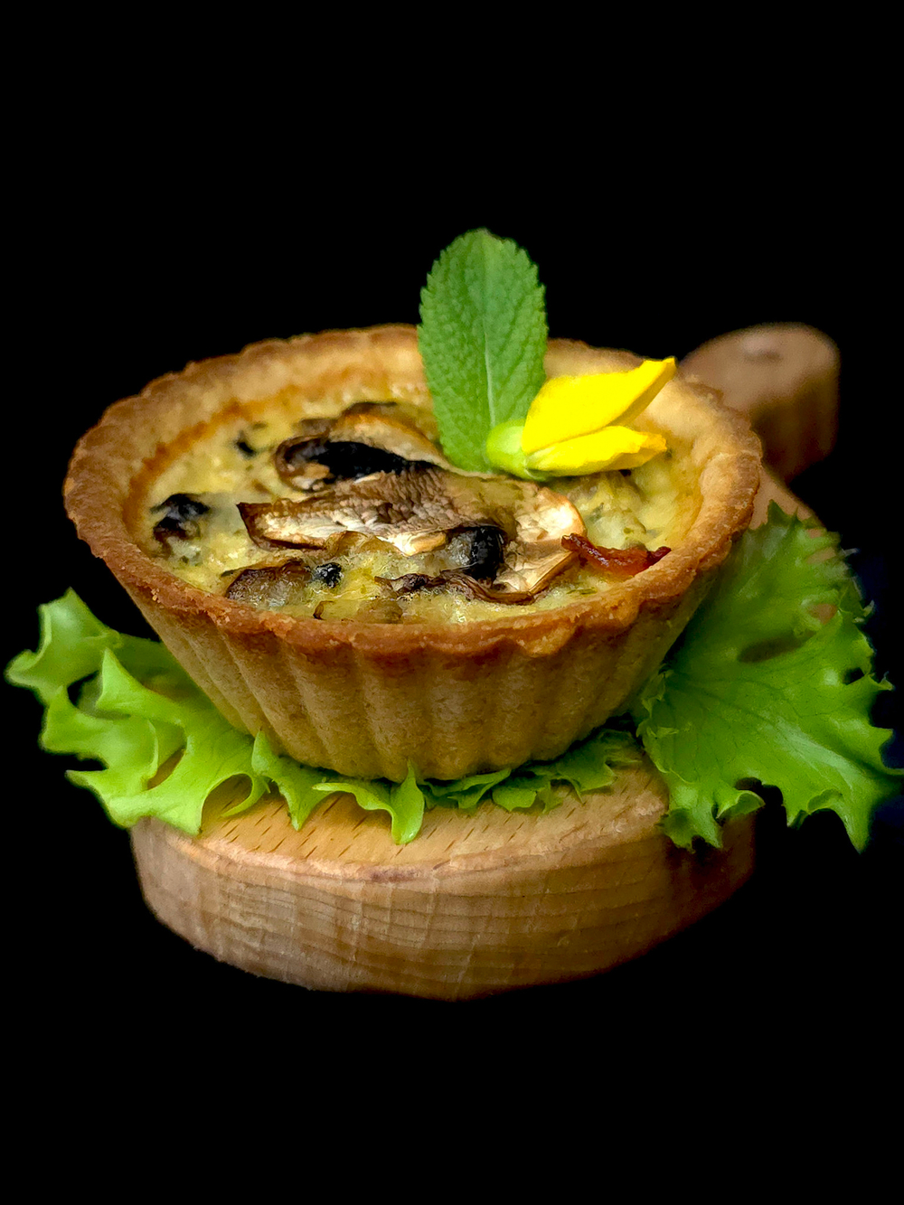 Киш с красным луком и грибами