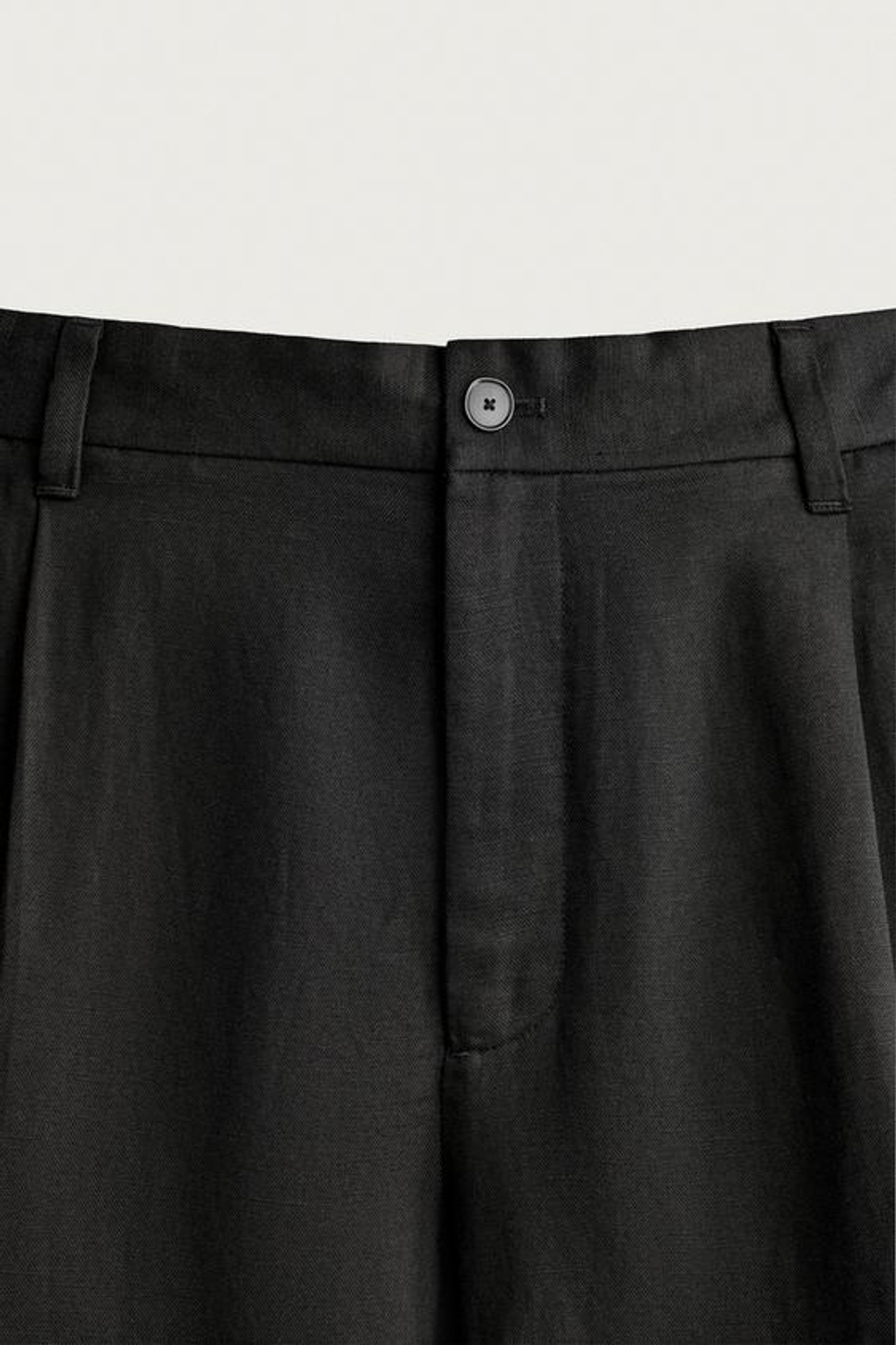 ZARA СТРУКТУРИРОВАННЫЕ ШОРТЫ СО СКЛАДКАМИ, ЧЕРНЫЙ
