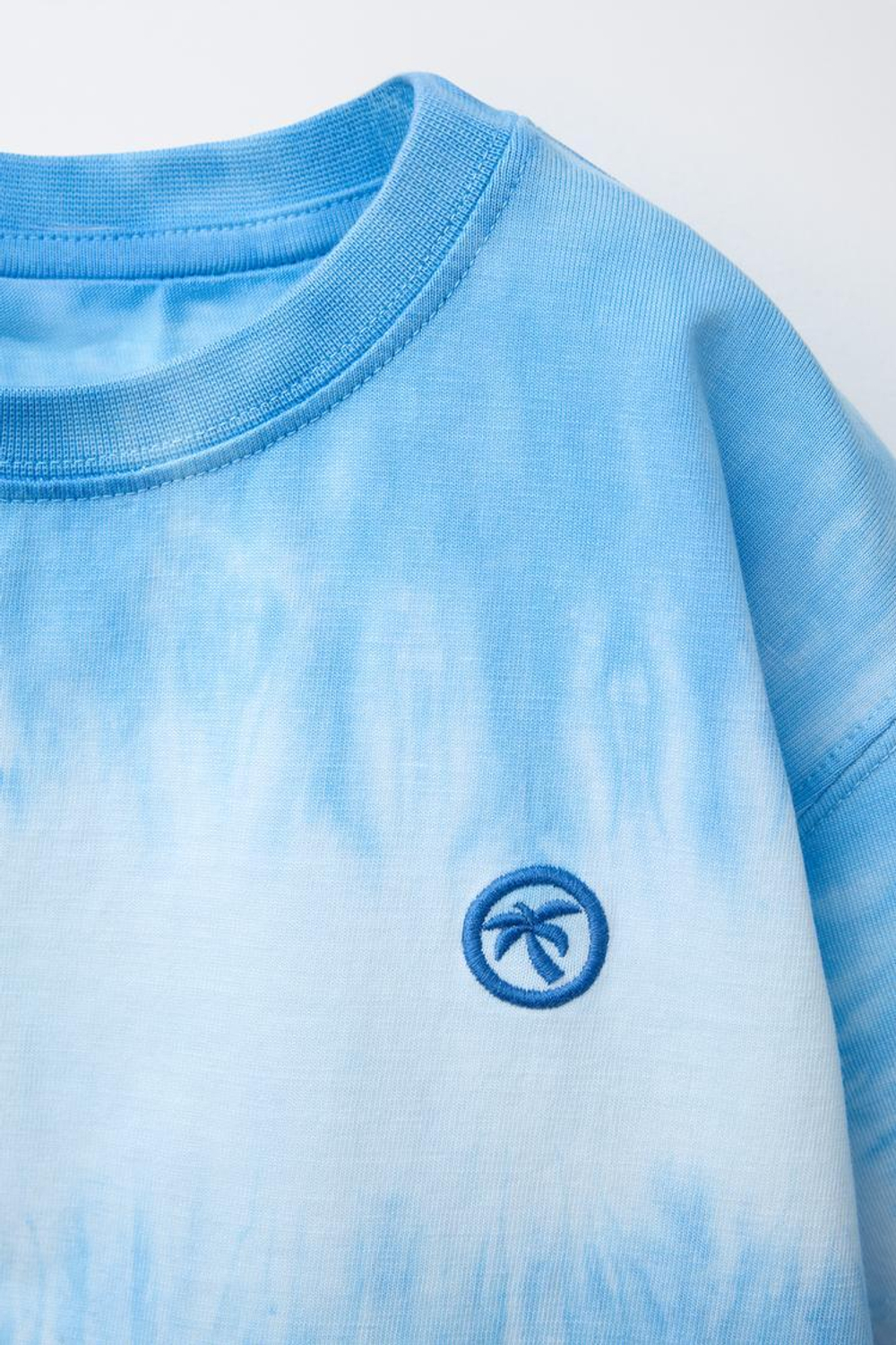 ZARA ФУТБОЛКА TIE-DYE С ВЫШИВКОЙ, СИНИЙ