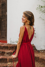 Длинное платье с V-образным вырезом (красное)