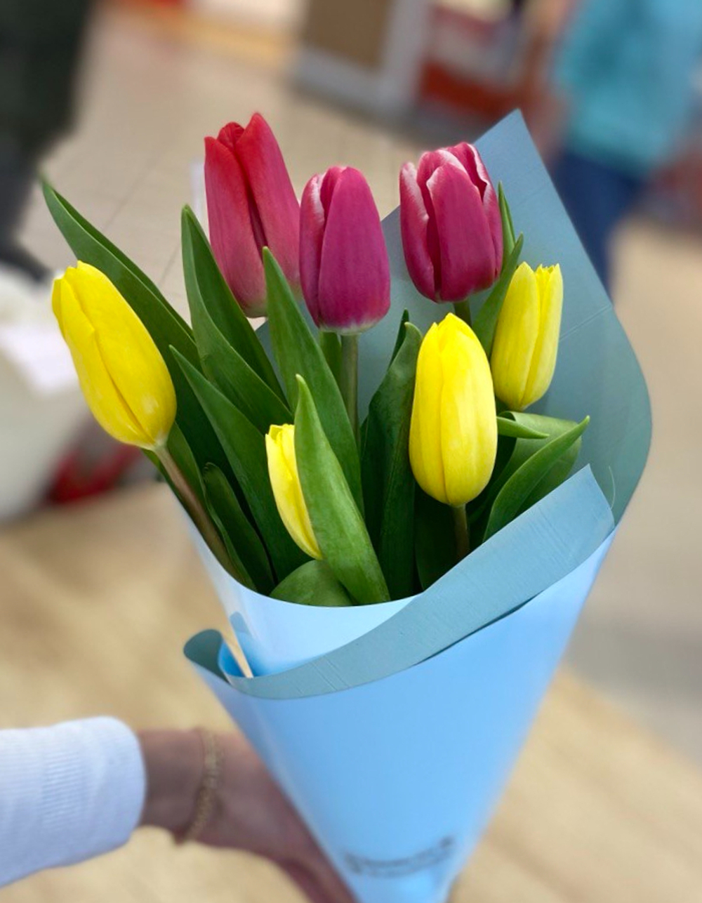 Букет из 7 жёлтых и красных тюльпанов