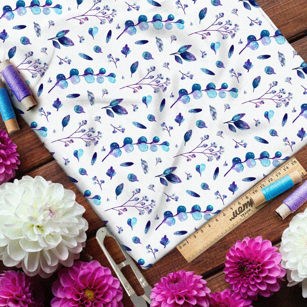 Ткань мембрана синия трава и тысячелетник на белом фоне