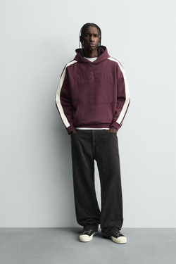 ZARA ТОЛСТОВКА С НАШИВКАМИ И КОНТРАСТНЫМИ ПОЛОСАМИ, ГРАНАТОВЫЙ