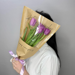 5 фиолетовых тюльпанов в упаковке