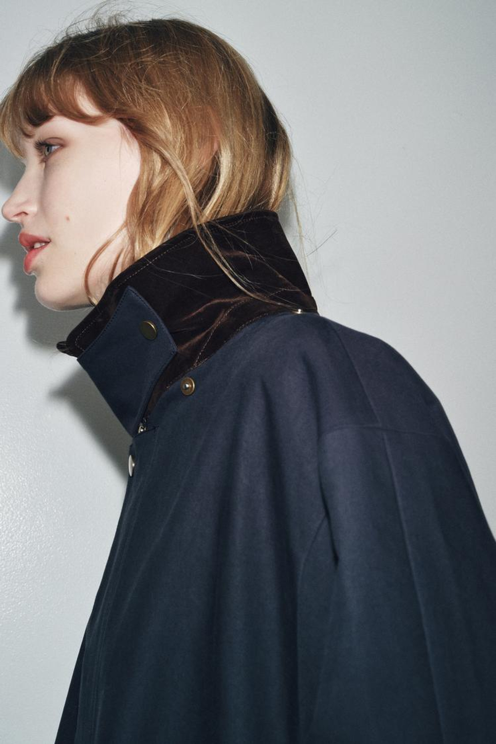 ZARA ТРЕНЧ С КАПЮШОНОМ И КОНТРАСТНЫМ ВОРОТНИКОМ — ZW COLLECTION, СИНИЙ