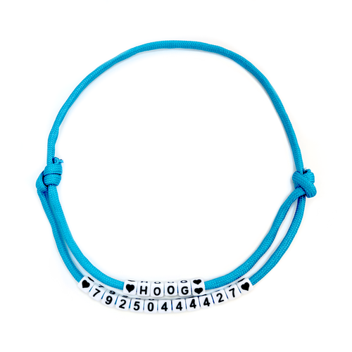 Адресник ручной работы из бусин (черно-белые, латиница)