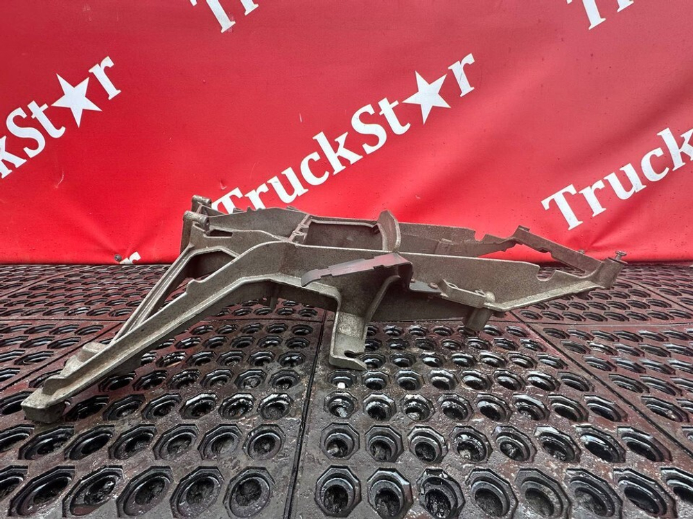 Кронштейн фары левой