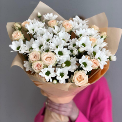 Букет из белой кустовой хризантемы и кустовых роз