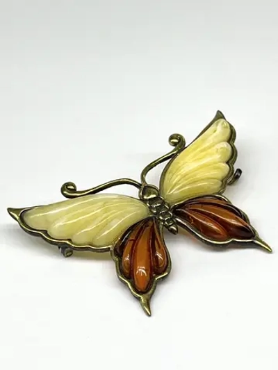 Бронзовая статуэтка на янтаре