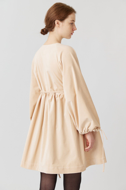 Платье на запах с широкими рукавами длины мини из бежевого бархата
