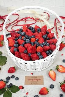 Корзина с ягодами Клубника - Голубика